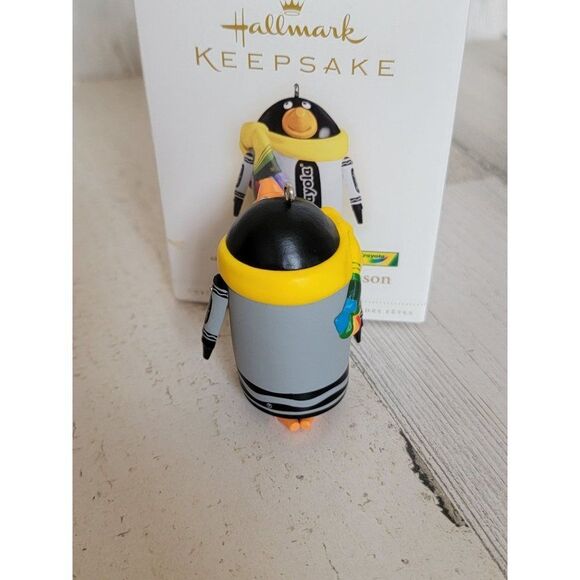 Hallmark "Suited" for the Season 2006 Crayola ornament Xmas - Picture 4 of 6